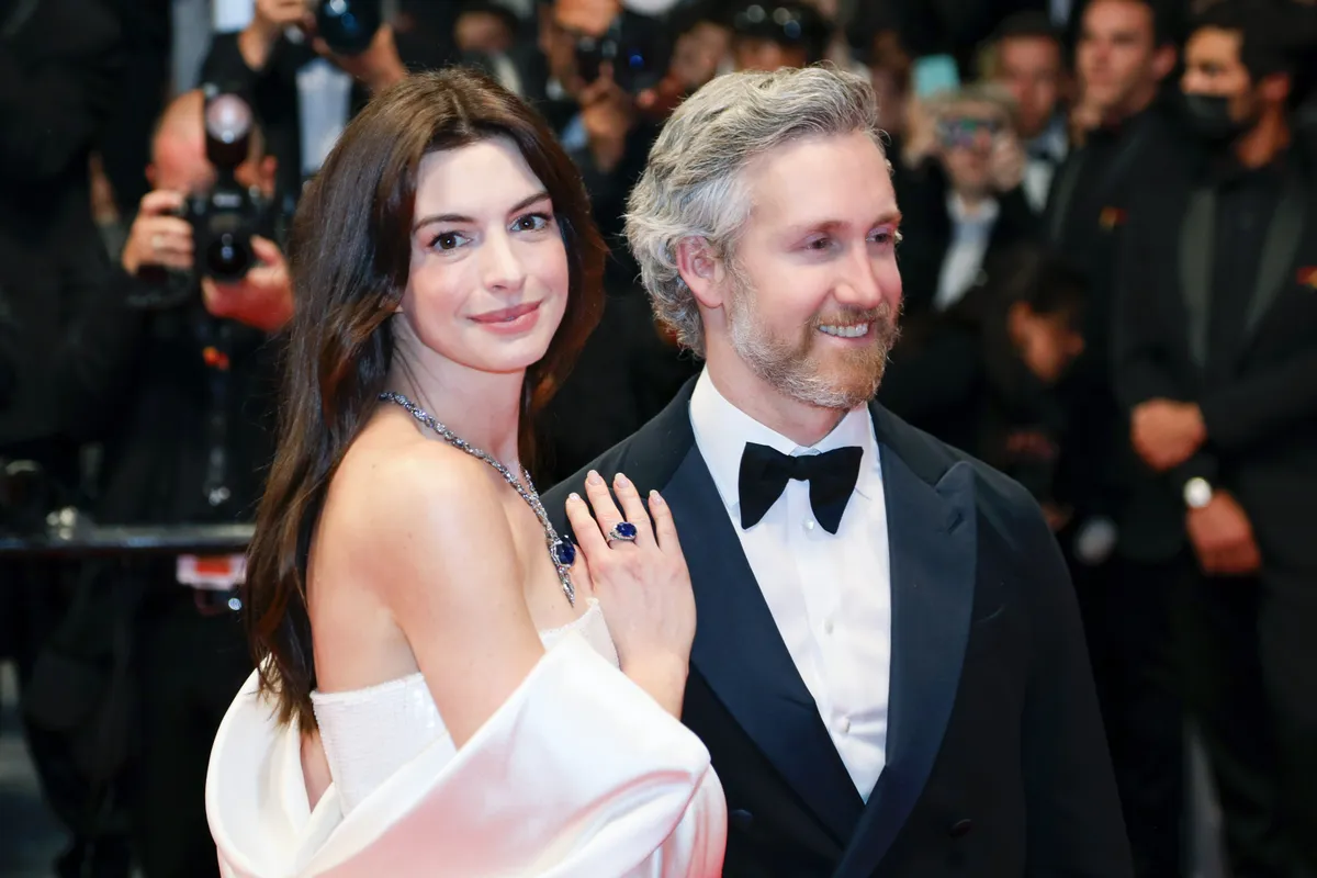 Adam Shulman et Anne Hathaway lors du Festival de Cannes le 19 mai 2022. (Photo by Laurent Koffel/Gamma-Rapho via Getty Images)