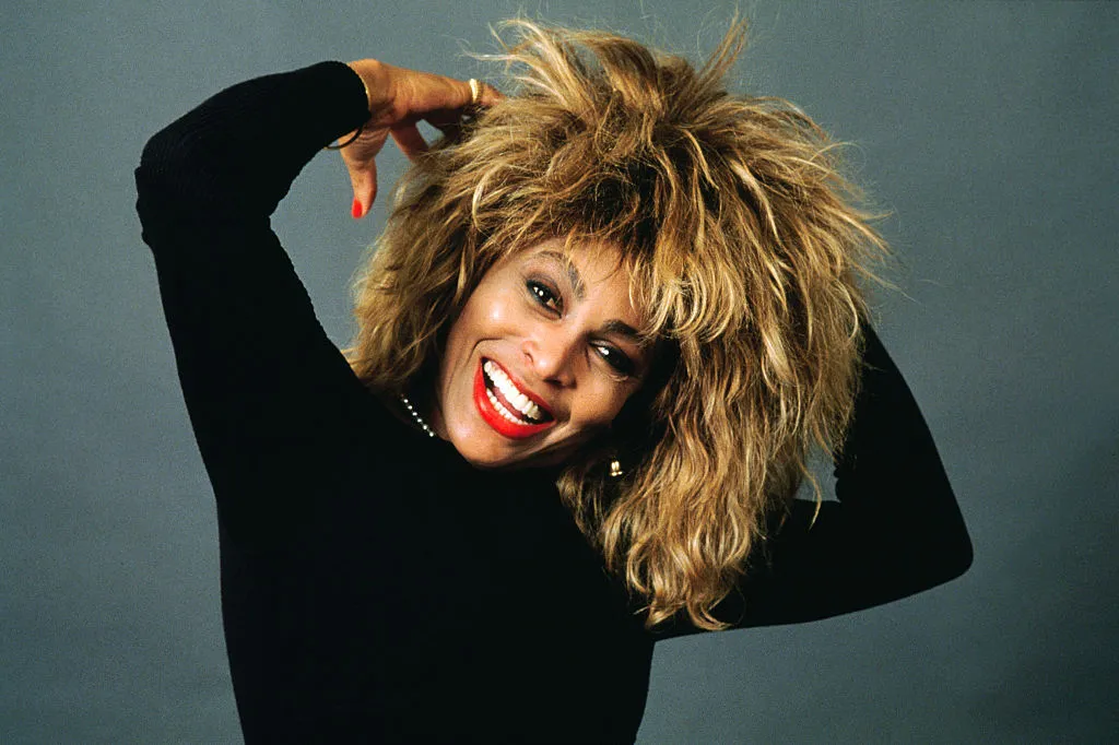 Tina Turner haját is hajlakkal állították be.