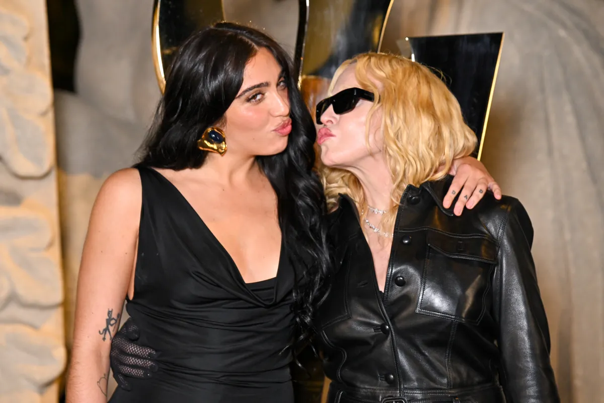 Madonna nyilvánosan csókolta szájon a lányát