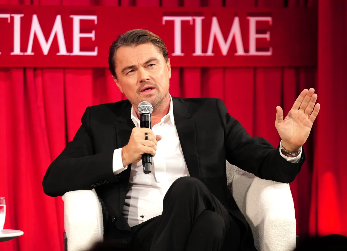Leonardo DiCaprio a Time-nak ad interújt mikrofonnal a kezében.
