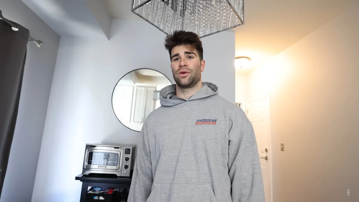 A YouTuber úgy döntött, egy hétig még a vécére sem ül le