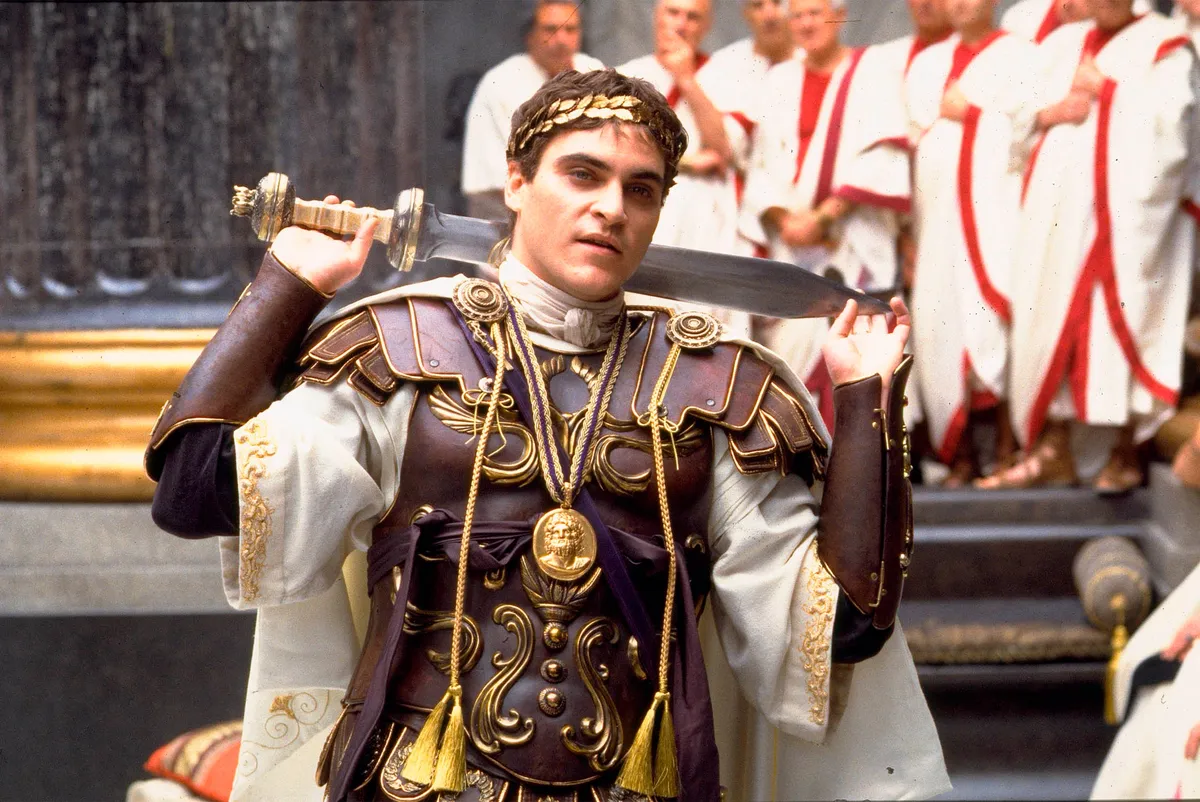 Commodus császárként a Gladiátor című filmben.