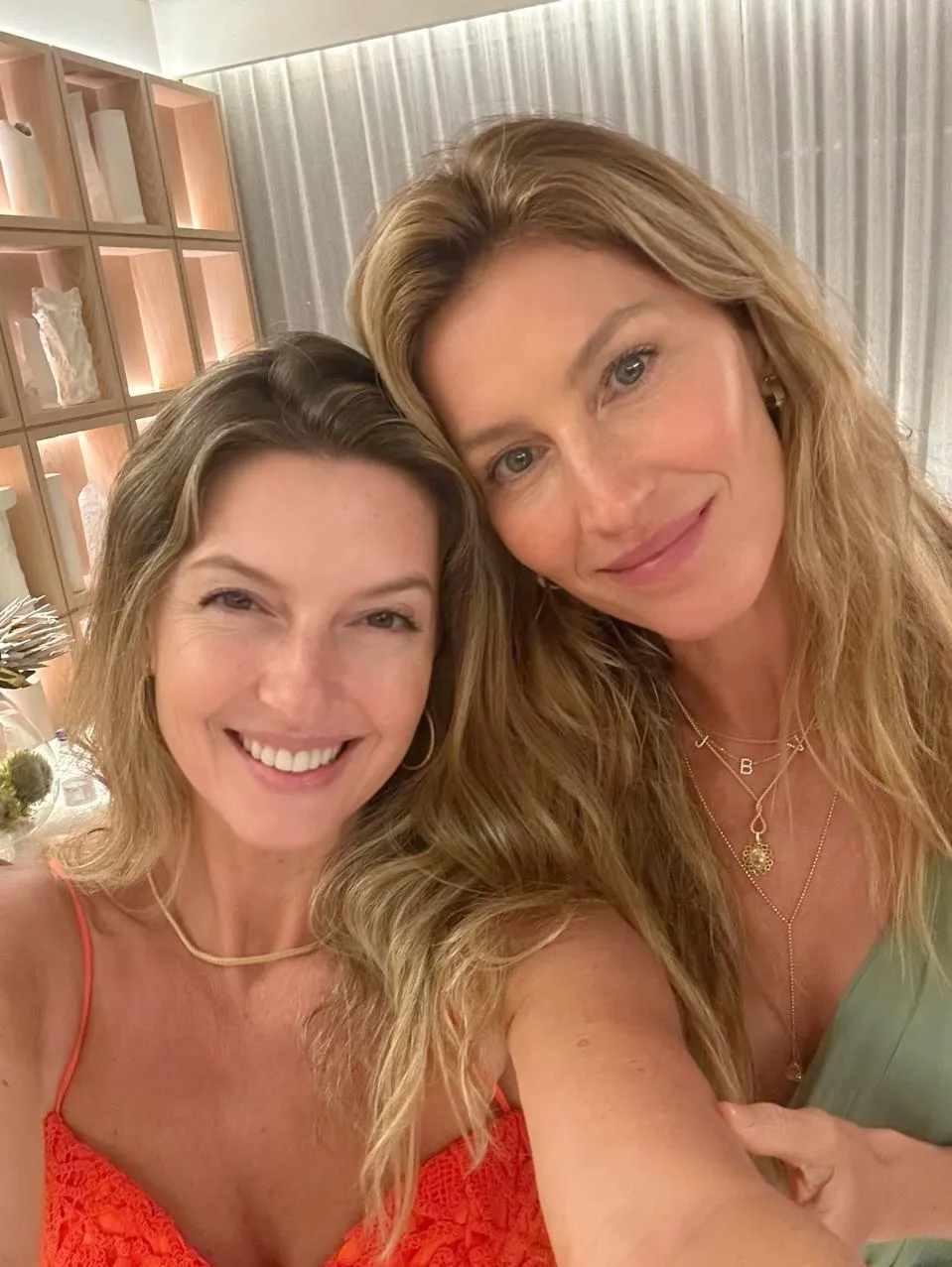 Gisele Bündchen (jobbra) nyakláncán a gyerekei és a férje nevének kezdőbetűi láthatók
