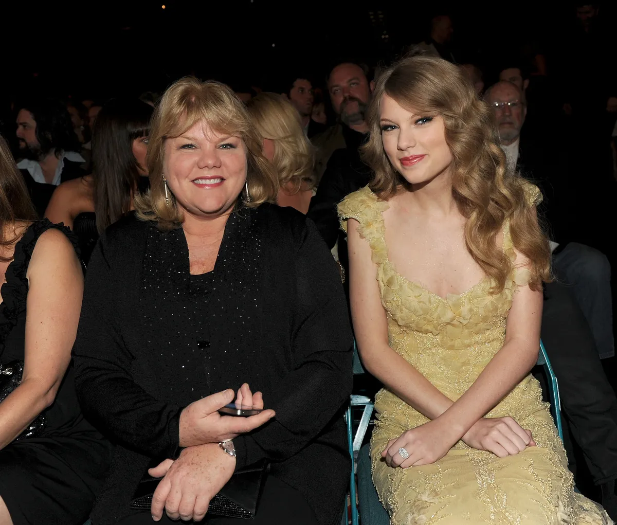 LAS VEGAS, NV - APRIL 03: Andrea Swift (L) and singer Taylor Swift in the audience at the 46th Annual Academy Of Country Music Awards held at the MGM Grand Garden Arena on April 3, 2011 in Las Vegas, Nevada. (Photo by Kevin Winter/ACMA2011/Getty Images for ACM)