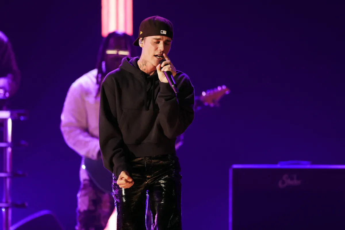 LAS VEGAS, NEVADA - APRIL 03: Justin Bieber performs onstage during the 64th Annual GRAMMY Awards at MGM Grand Garden Arena on April 03, 2022 in Las Vegas, Nevada.   Rich Fury/Getty Images for The Recording Academy/AFP (Photo by Rich Fury / GETTY IMAGES NORTH AMERICA / Getty Images via AFP)
