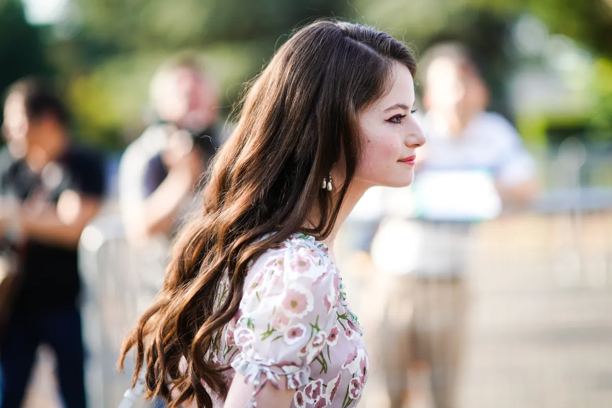 Mackenzie Foy lágy és természetes hajviselete