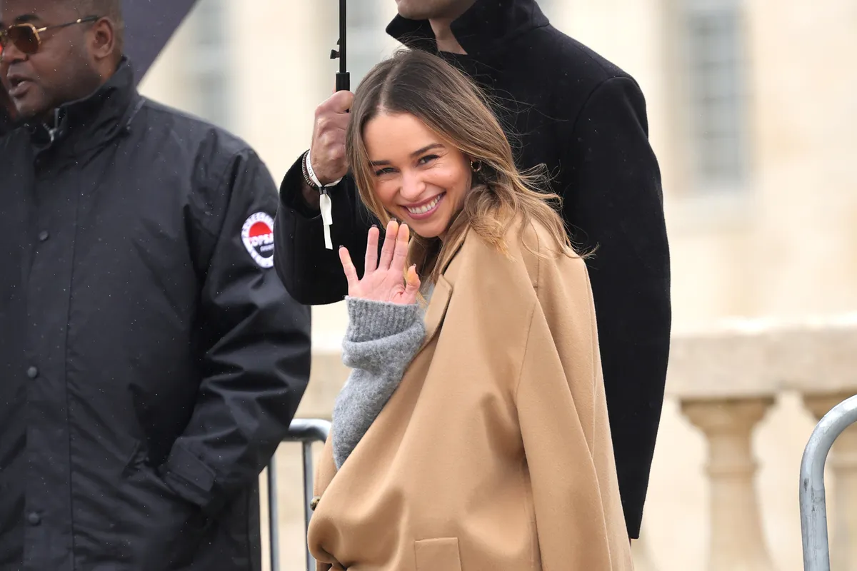 Az egyik kedvenc színésznőnk, Emilia Clarke ma 39 éves.