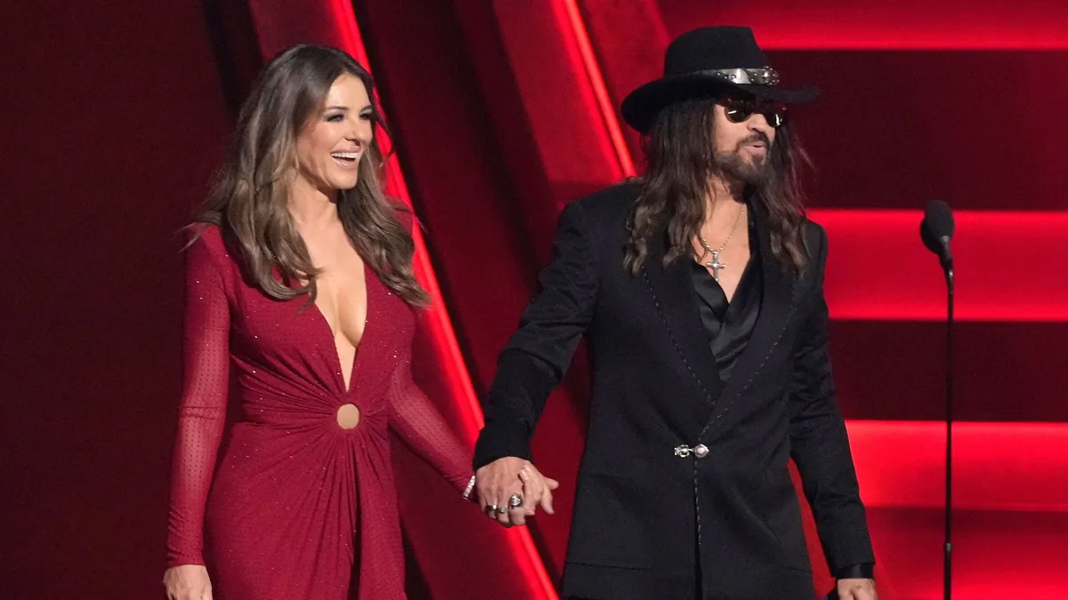 Elizabeth Hurley és Billy Ray Cyrus 2025. november 19-én a nashville-i Bridgestone Arenában megrendezett 59. CMA Awards-on jelentek meg először hivatalosan is együtt a vörös szőnyegen.