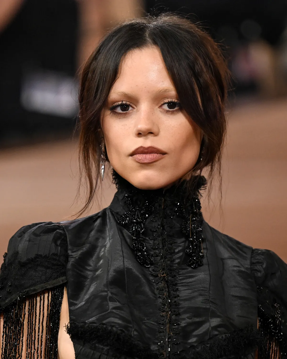 Jenna Ortega frizura: jóval idősebbnek mutatja a koránál ezen a vörös szőnyeges fotón
