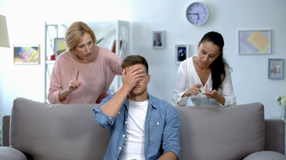 Esküvő előtt álló pár a mamával