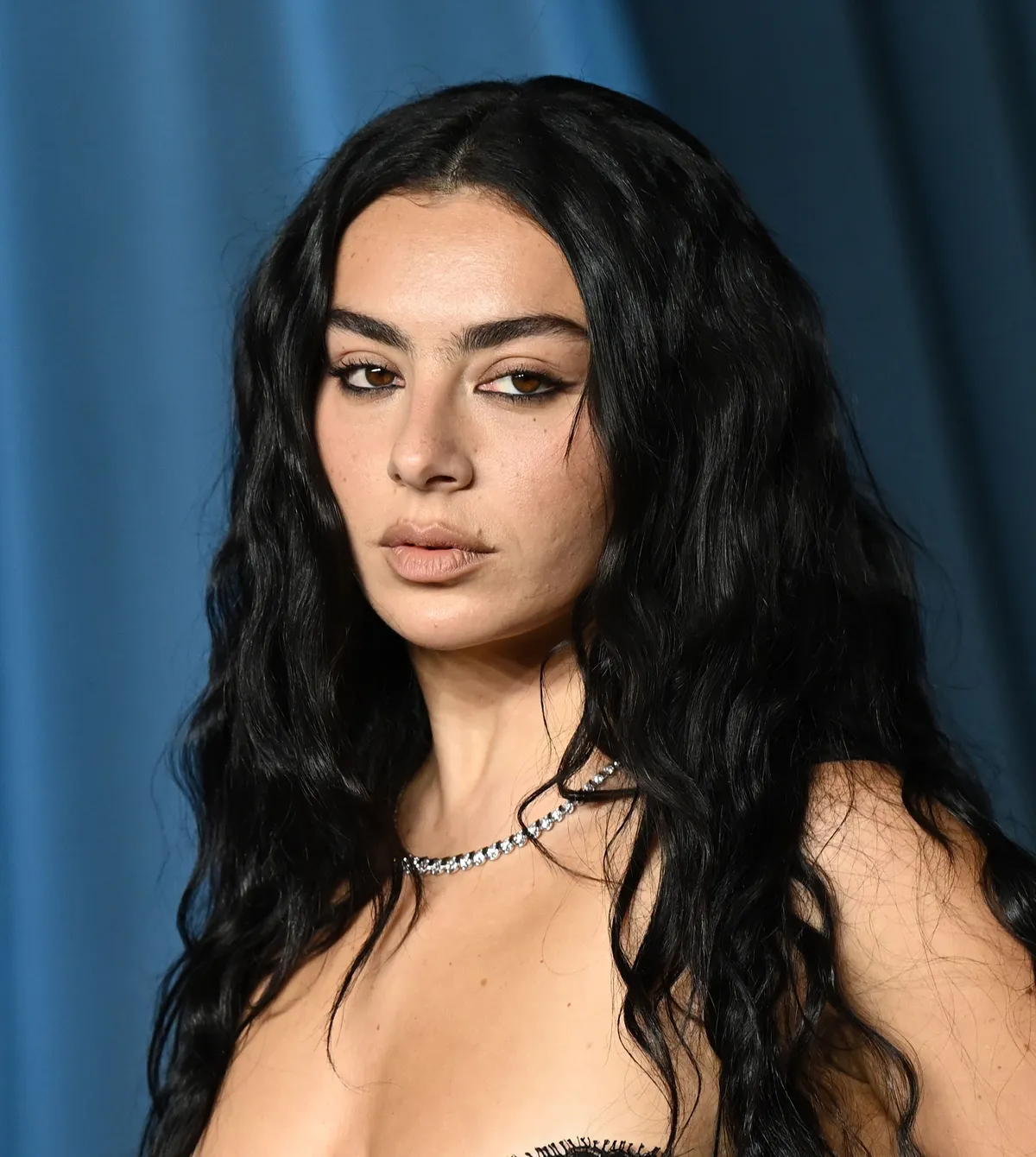 Charli XCX tintafekete hajjal