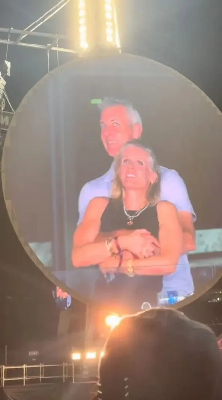 Andy Byron és szeretője a Coldplay csókkameráján