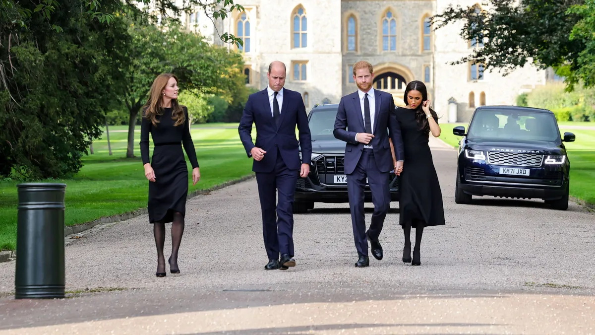 Vilmos herceg és Katalin hercegné, valamint Harry herceg és Meghan Markle II. Erzsébet királynő halála után a Windsor-kastélynál.