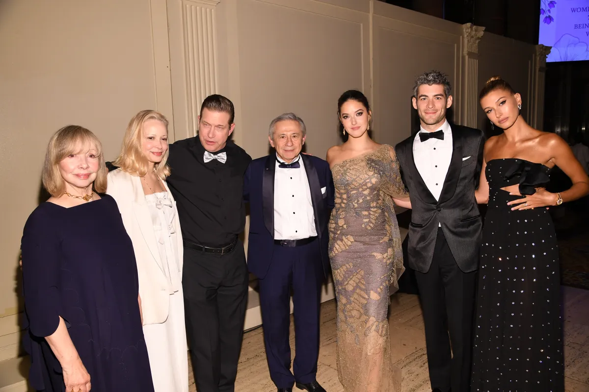 A Baldwin család: Ruth Almeida, Kennya Baldwin, Stephen Baldwin, Dr. Tamer Seckin, Alaia Baldwin, Andrew Aronow és Hailey Bieber