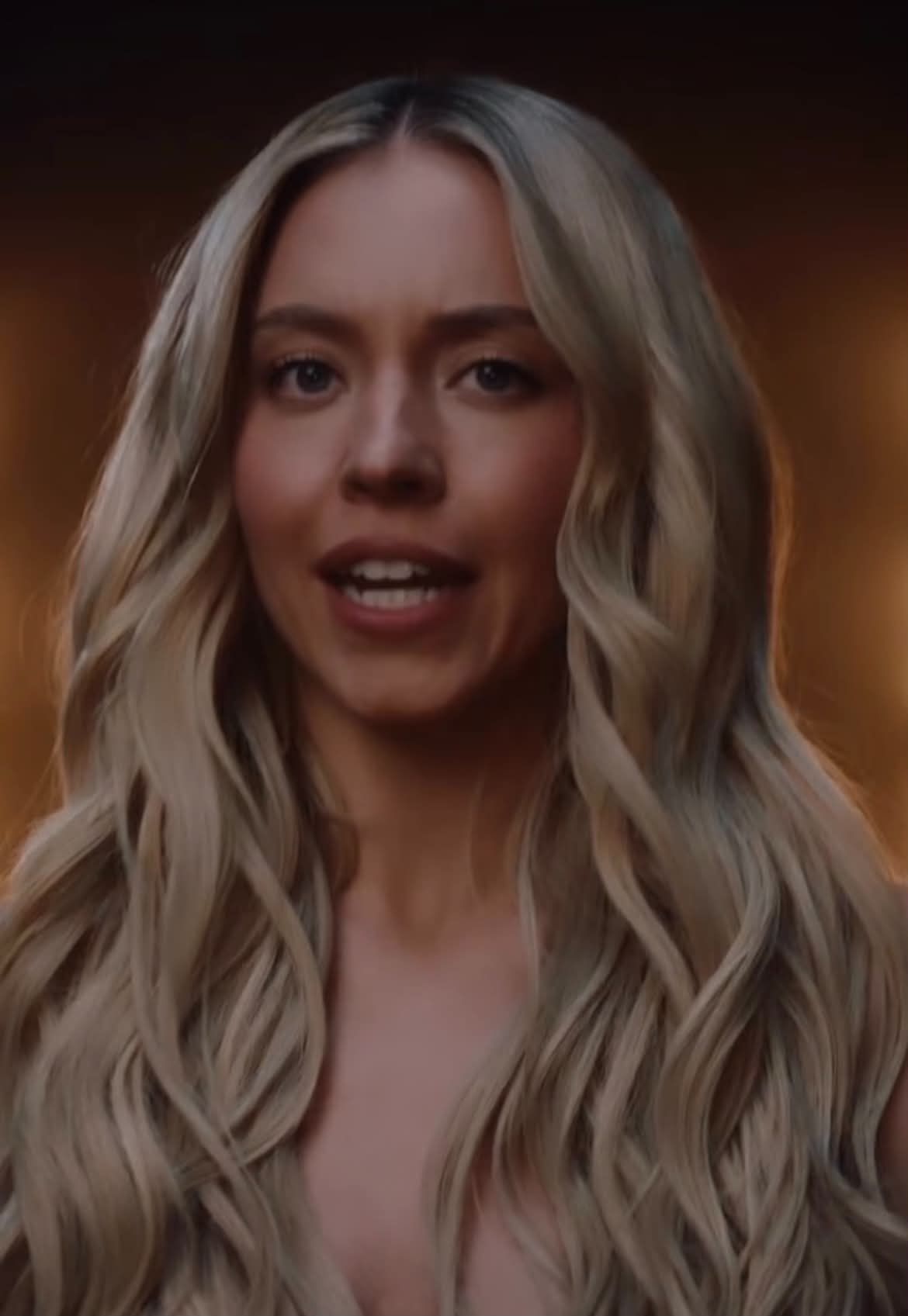Sydney Sweeney meztelen reklámja.