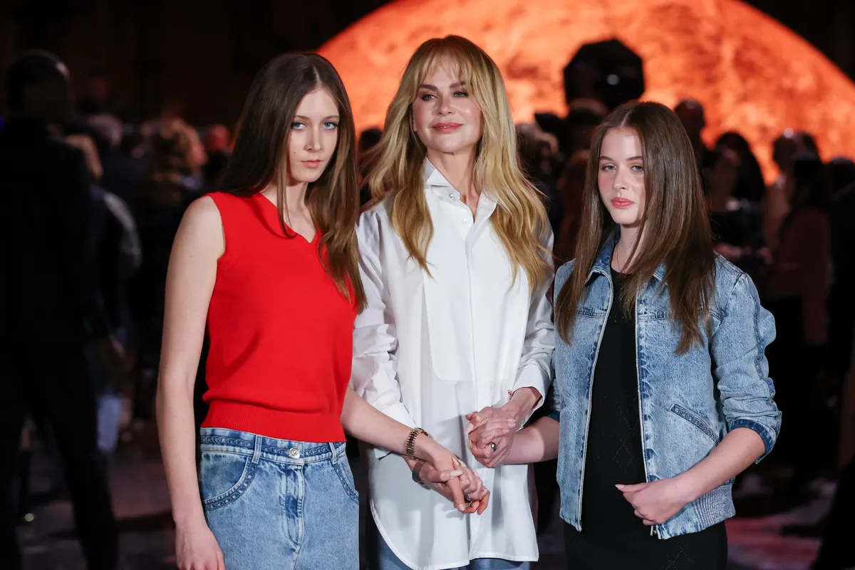 Nicole Kidman és lányai a párizsi divathéten.