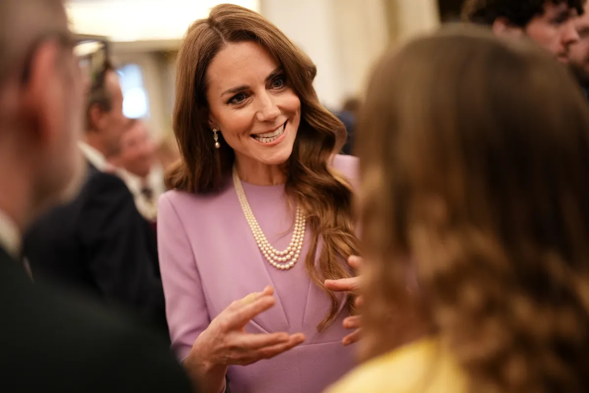 Katalin hercegné Erzsébet királynő ékszereit viselte.