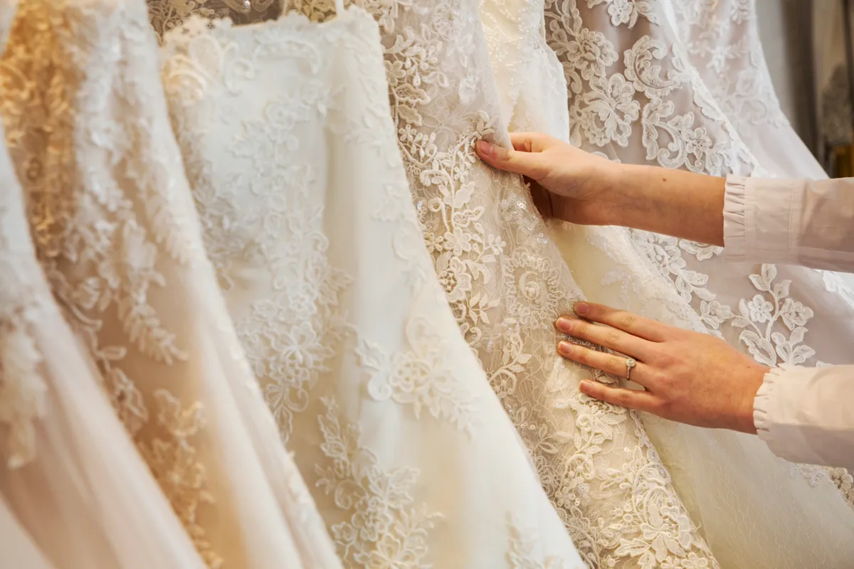 El tudod képzelni, hogy márkalogó díszítse a menyasszonyi ruhádat a nagy napon?