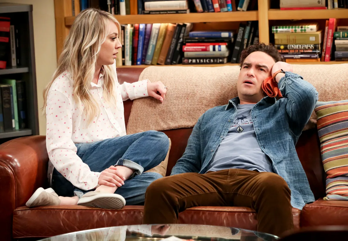 Johnny Galecki, mint Leonard Hofstadter az Agymenők sorozatban. Látszik, hogy a lakberendezés nem a zsenik erőssége.