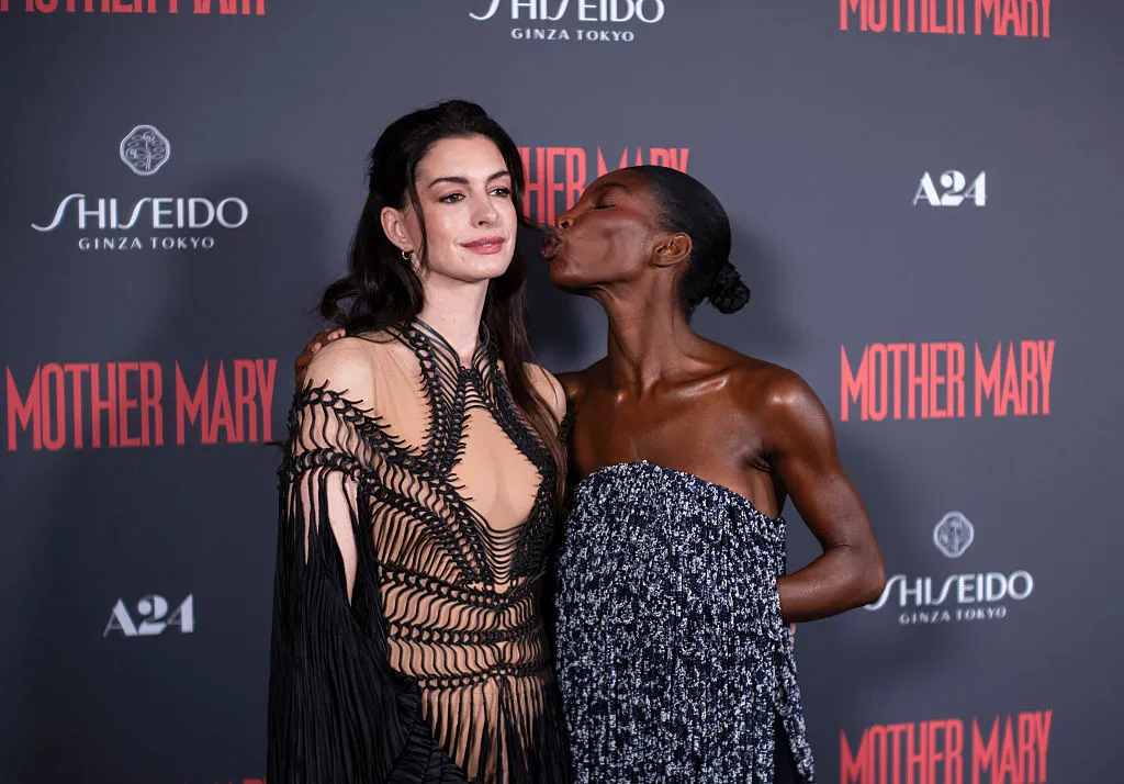Anne Hathaway és Michaela Coel - Anne Hathaway meztelenruhja