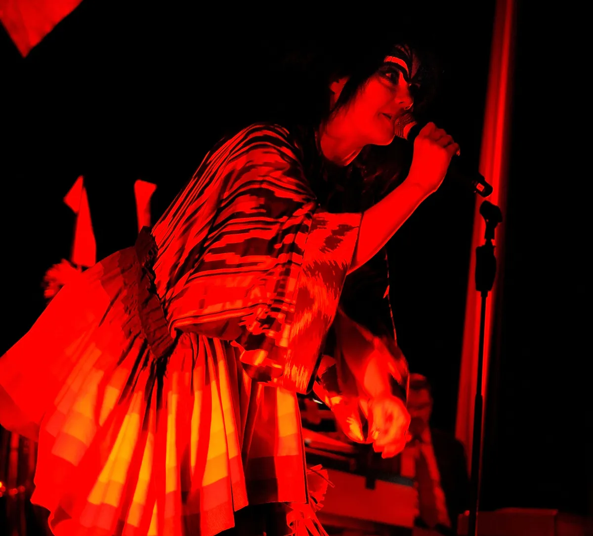 MANCHESTER, UNITED KINGDOM - APRIL 11: Musician Bjork performs at the Apollo on April 11, 2008 in Manchester, England. (Photo by Shirlaine Forrest/WireImage)