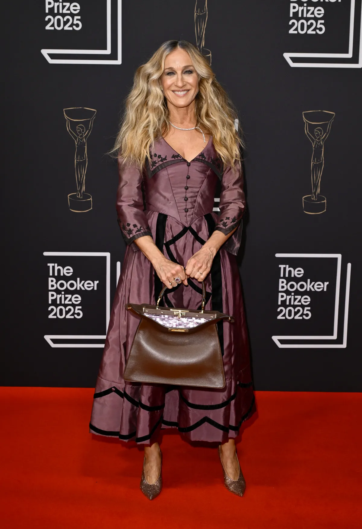 Sarah Jessica Parker nyitott Fendi táskája.