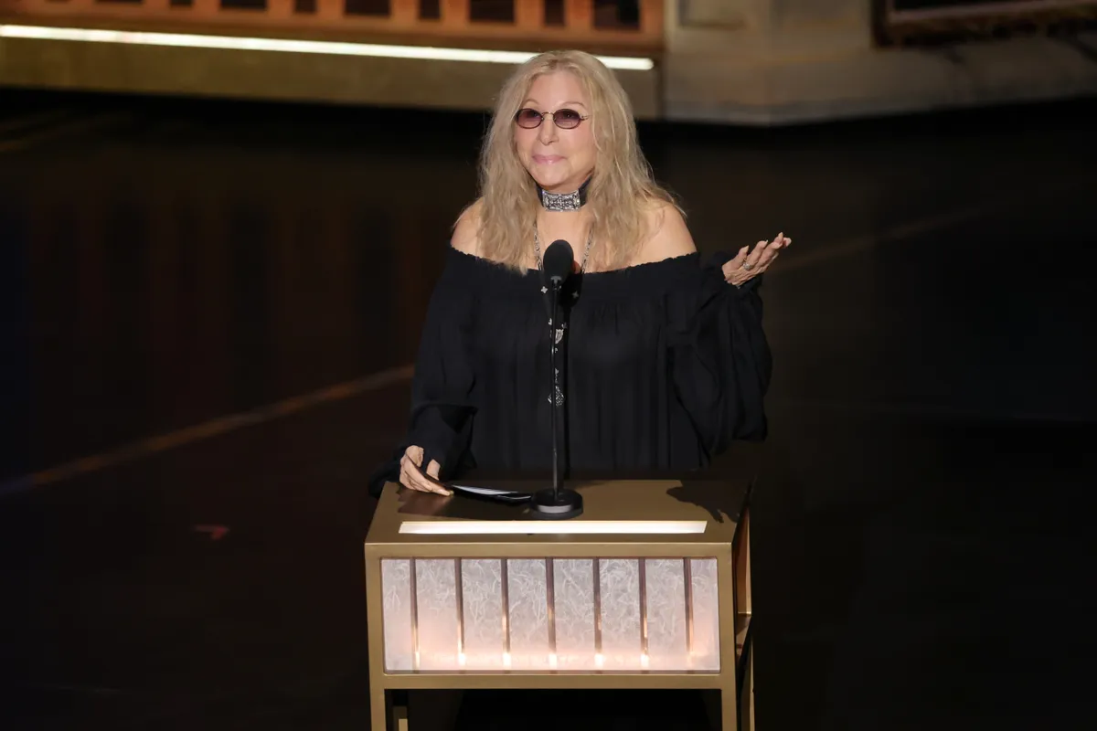 Barbra Streisand az Oscar-gála színpadán - Jane Fonda szerint neki kellett volna megemlékeznie Robert Redfordról