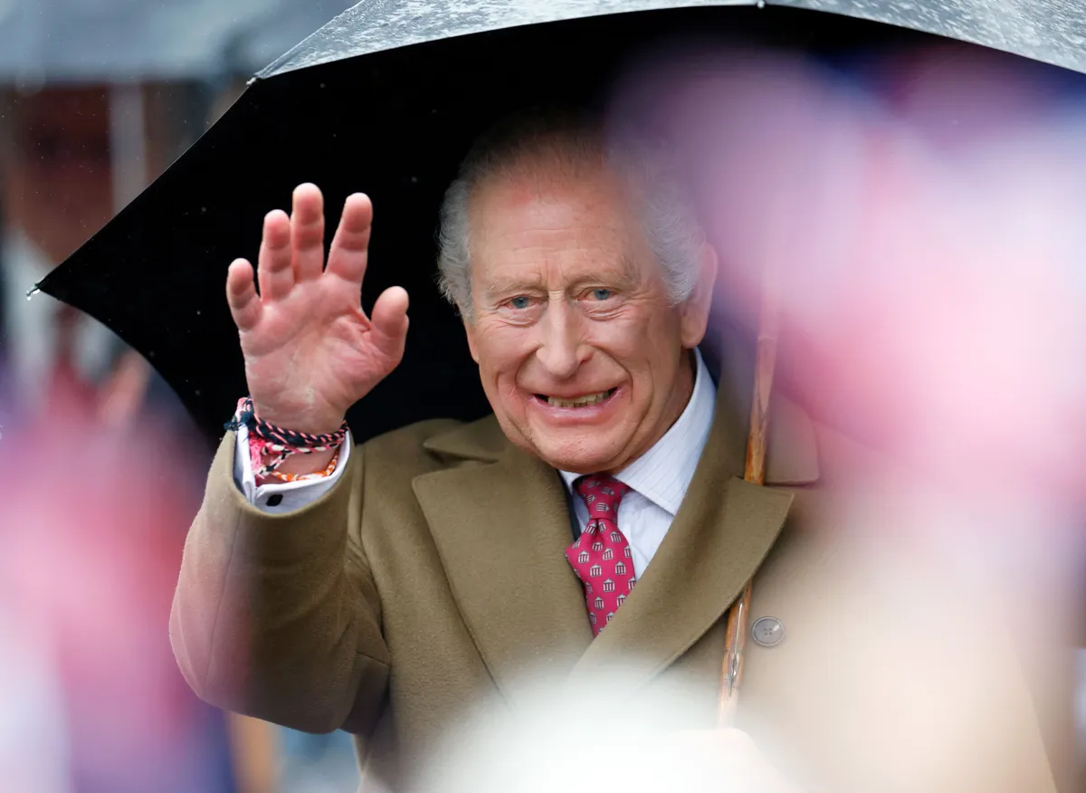 Nagy a baj III Károly király balmoral-i birtokán.