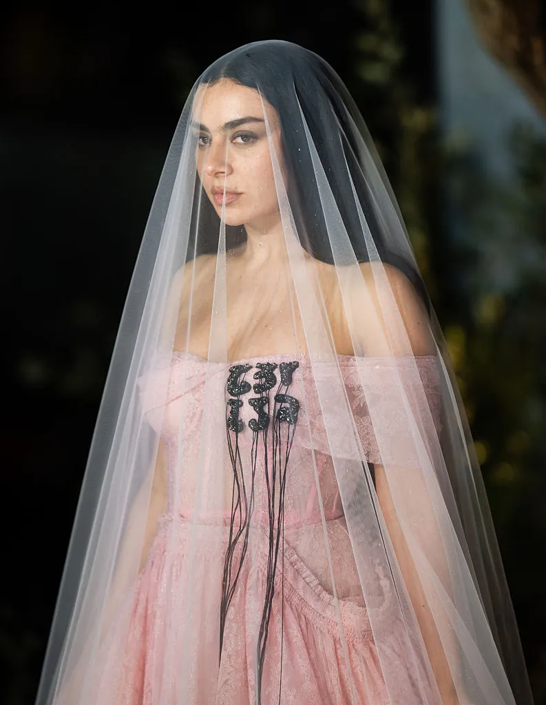 Charli XCX Londonban 2026 02.05-én. Gótikus esküvői divat