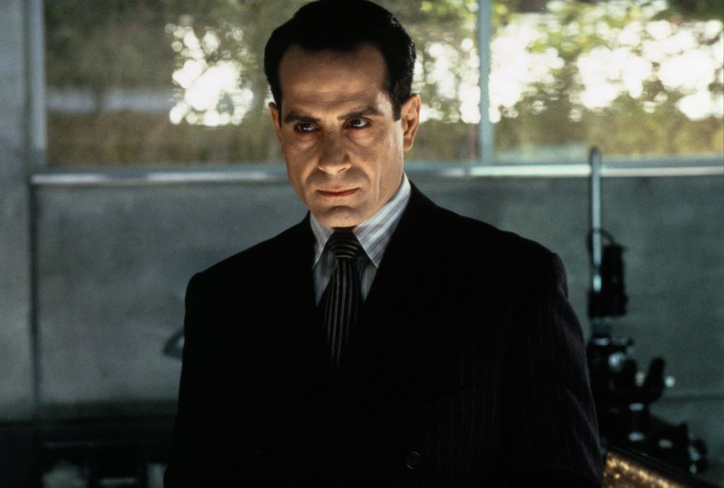 Tony Shalhoub a Gattaca című 1997-es filmben.