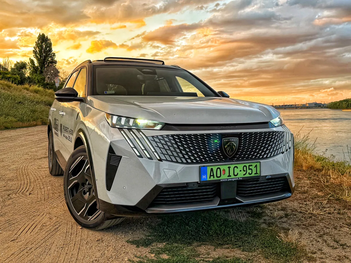 Egy naplementés fotó a Peugeot E-5008 modellről.