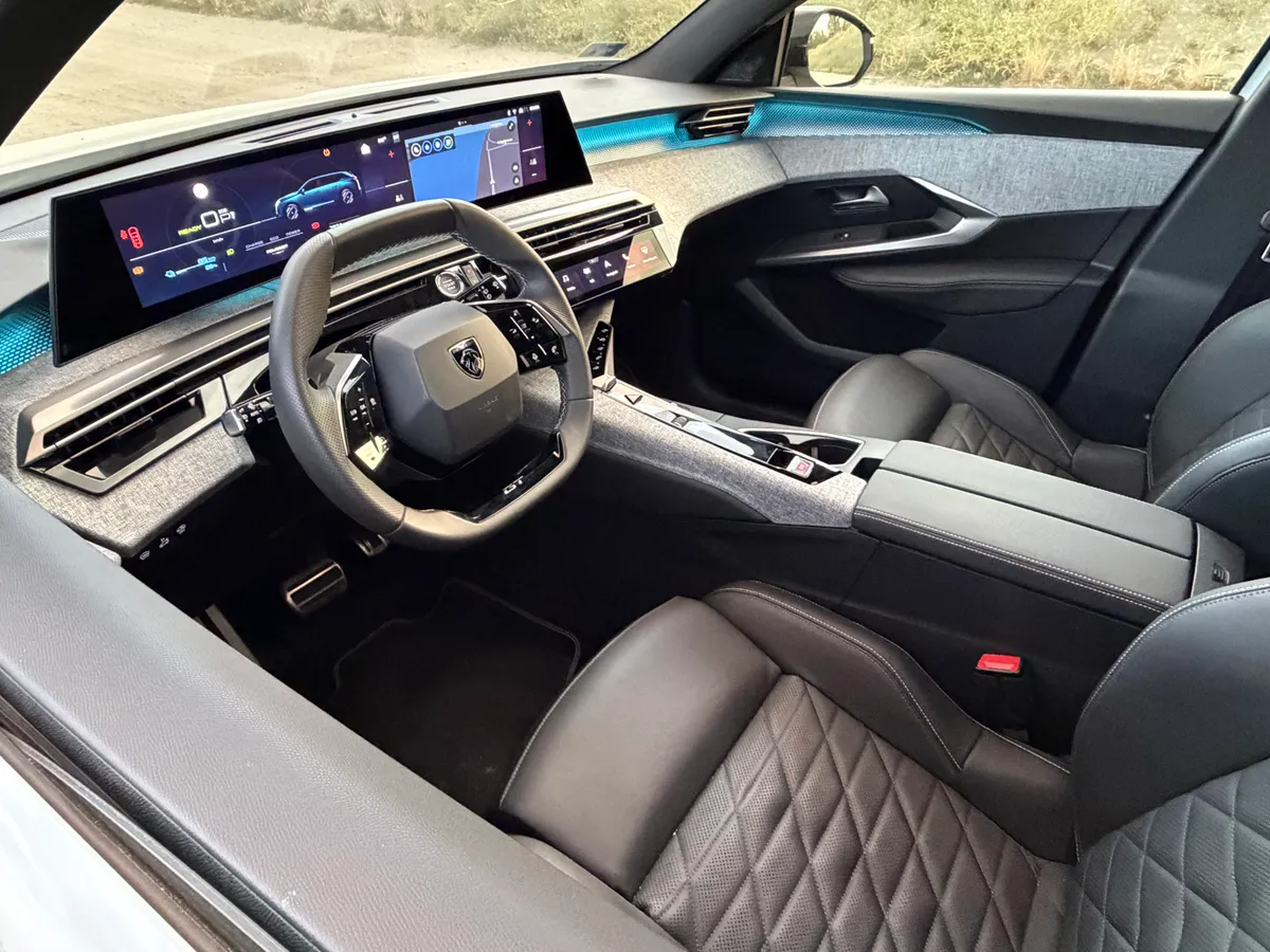 Egy fotó a Peugeot E-5008 modell belsejéről.