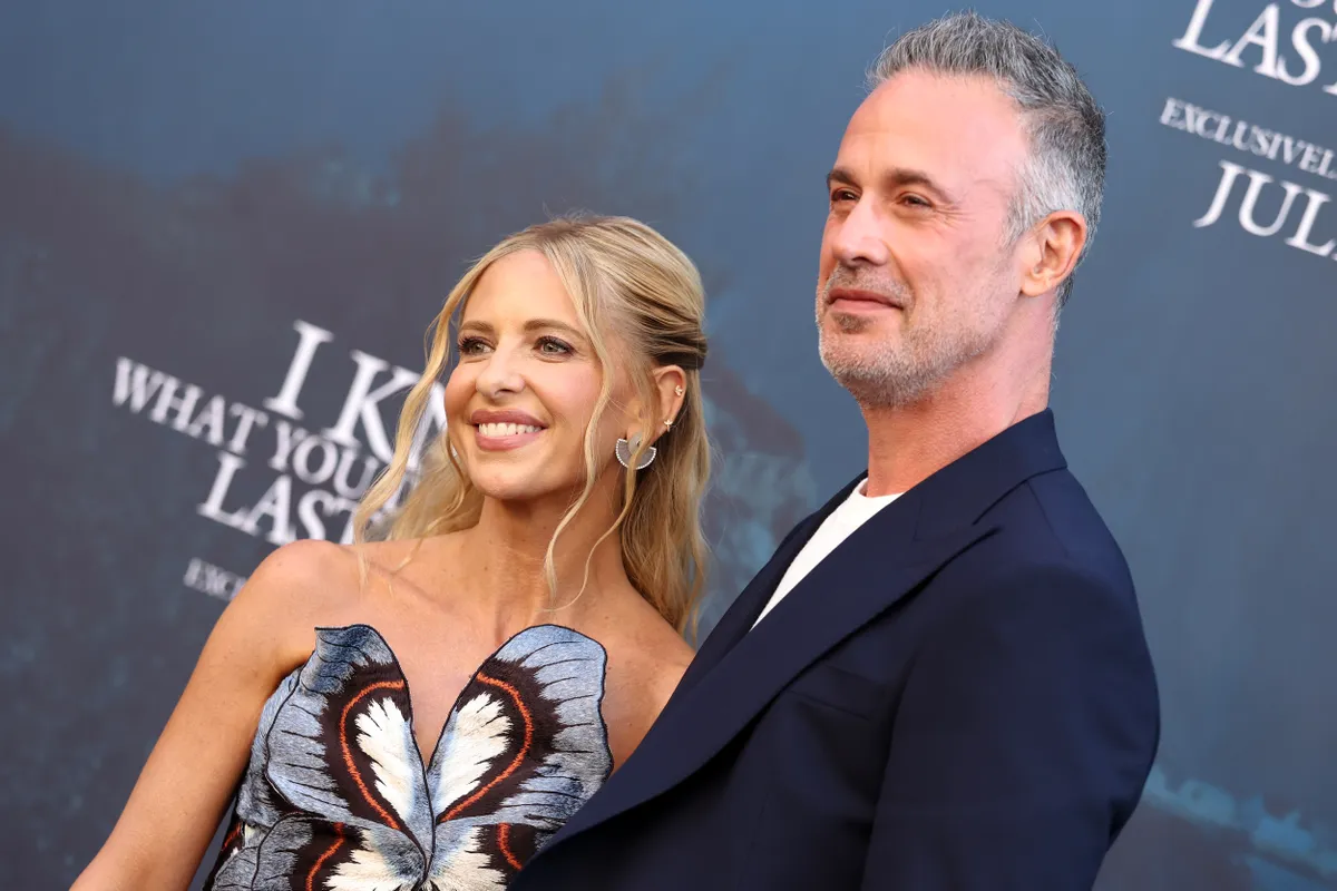 Freddie Prinze Jr. és Sarah Michelle Gellar a Tudom mit tettél tavaly nyáron reboot premierjén