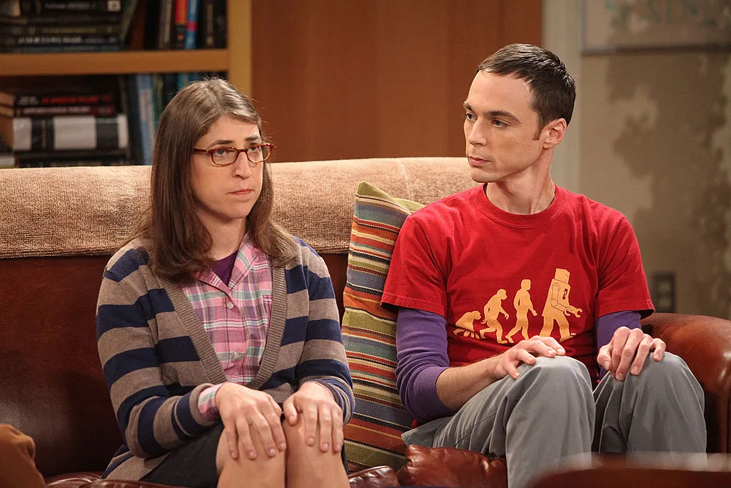 Agymenők egyik jelenete: Amy és Sheldon a kanapén