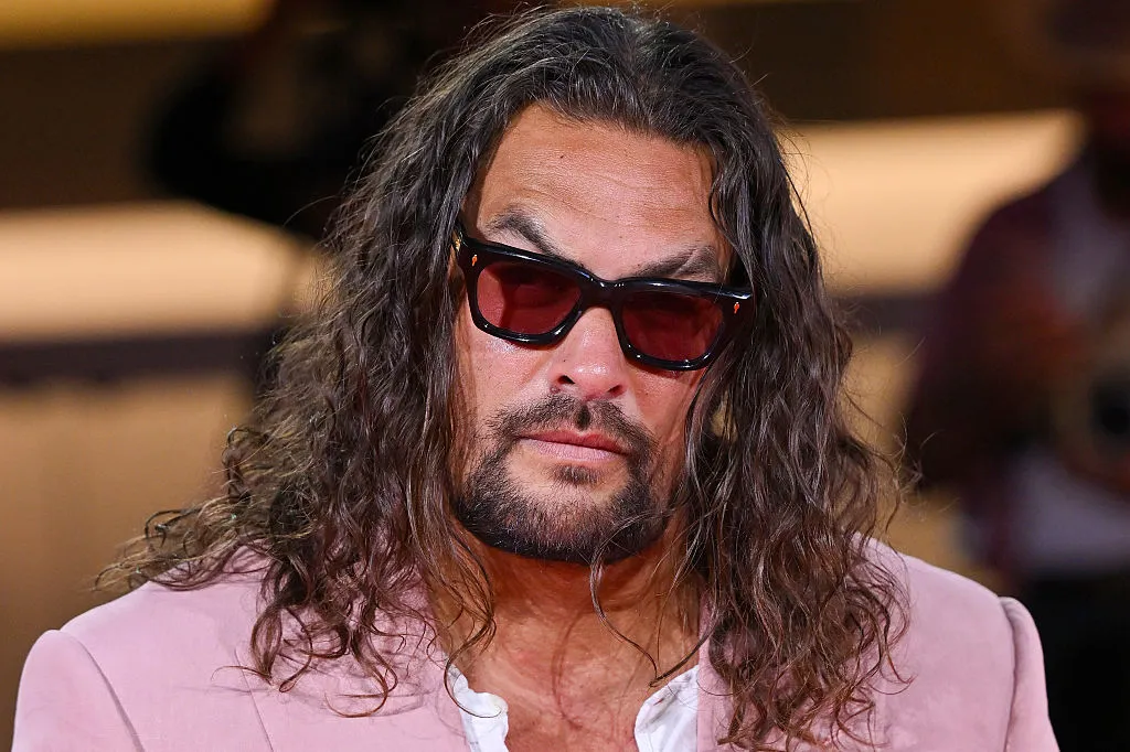 Jason Momoa hosszú haj, a cikkhez