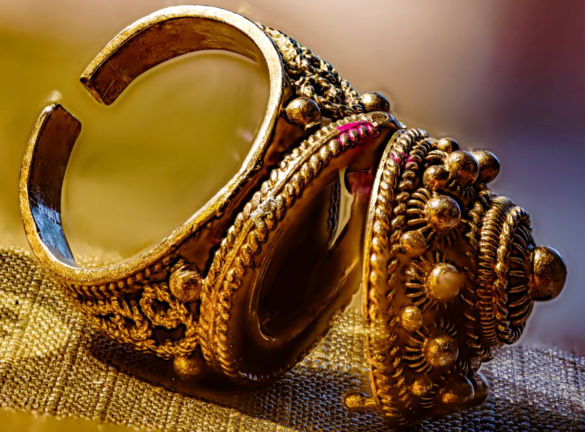 Poison rings were used to keep poison or another substance inside a hidden area.
Western Europe during the Middle Ages.
In some cases, people used them to commit suicide to evade capture.