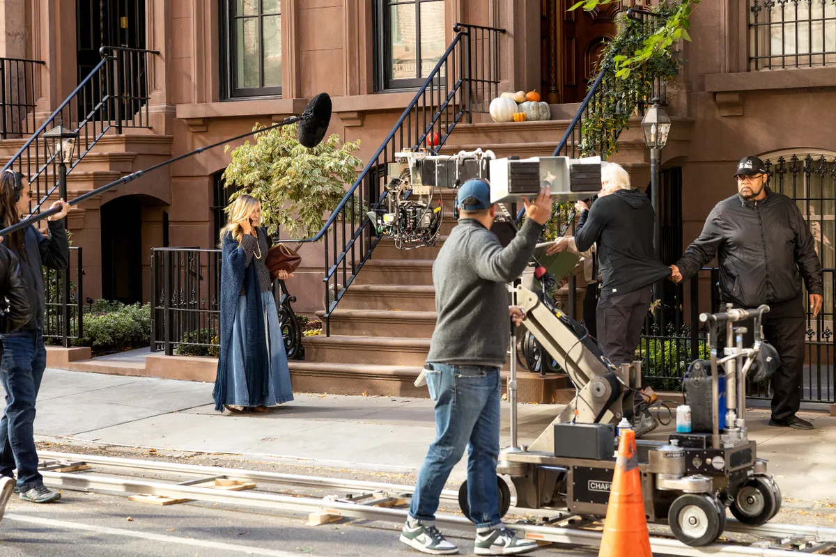 Sarah Jessica Parker sur le tournage de la série télévisée "And Just Like That..." dans le quartier de Greenwich village à New York City, New York, Etats-Unis, le 28 octobre 2024. © Alexis Haulot/ImageBuzz/Bestimage Sarah Jessica Parker is seen on the set of "And Just Like That..." TV series at Greenwich village in New York, NY, USA, on October 28, 2024.