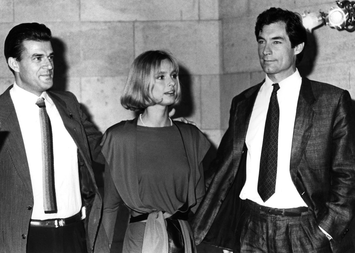 Maryam d’Abo Timothy Dalton és Jeroen Krabbe oldalán a James Bond bécsi bemutatóján 1986-ban