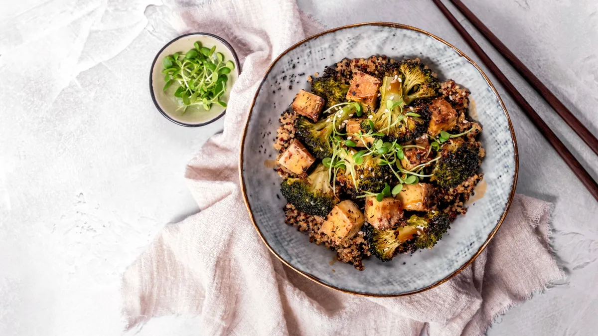 diétás vacsoraötlet ez a tufus quinoa a tányérban.