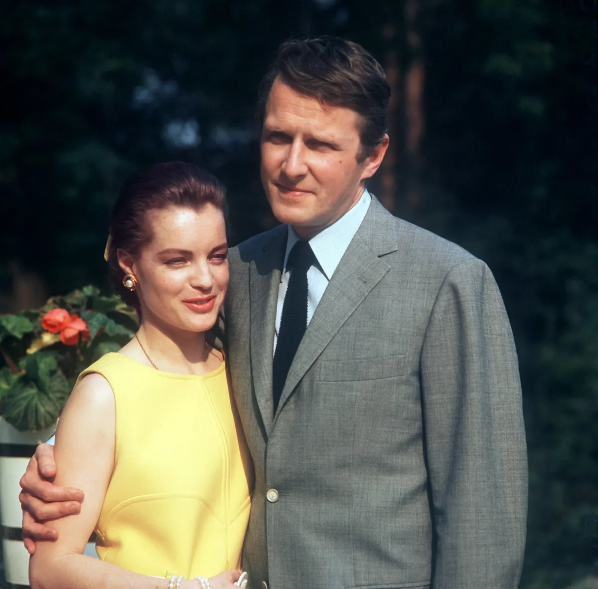 Die österreichische Schauspielerin Romy Schneider mit ihrem Mann Harry Meyen (undatiert). Schon als 17jährige hatte sie in der Trilogie "Sissi" ihren ersten großen Erfolg, wobei ihr das "Sissi"-Image später verhaßt war. Internationale Anerkennung errang sie in Filmen wie "Das Mädchen und der Kommissar". "Gruppenbild mit Dame" und "Die Spaziergängerin von Sans-Souci". Ihr Privatleben verlief tragisch: Die Verlobung mit dem Schauspieler Alain Delon zerbrach, ihr erster, geschiedener Mann Harry Meyen beging Selbstmord, der gemeinsame Sohn David kam als 14jähriger bei einem Unfall ums Leben. 1975 heiratete sie ihren Sekretär Daniel Biasini, Tochter Sarah wurde geboren. Romy Schneider wurde am 23. September 1938 in Wien geboren und verstarb am 29. Mai 1982 im Alter von nur 43 Jahren in ihrer Wahlheimat Paris an Herzversagen. (Photo by Göbel/picture alliance via Getty Images)