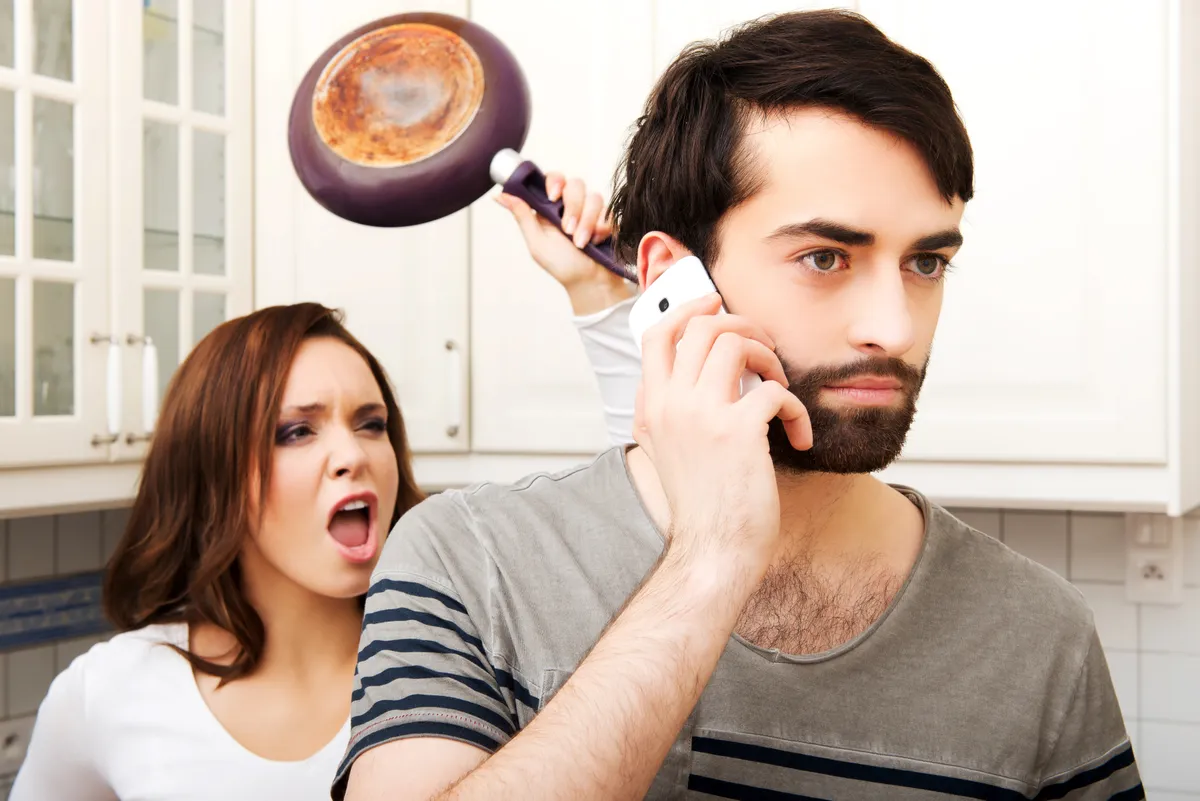 Mérges nő fejbe akarja vágni a párját serpenyővel, így állva bosszút a sérelméért..