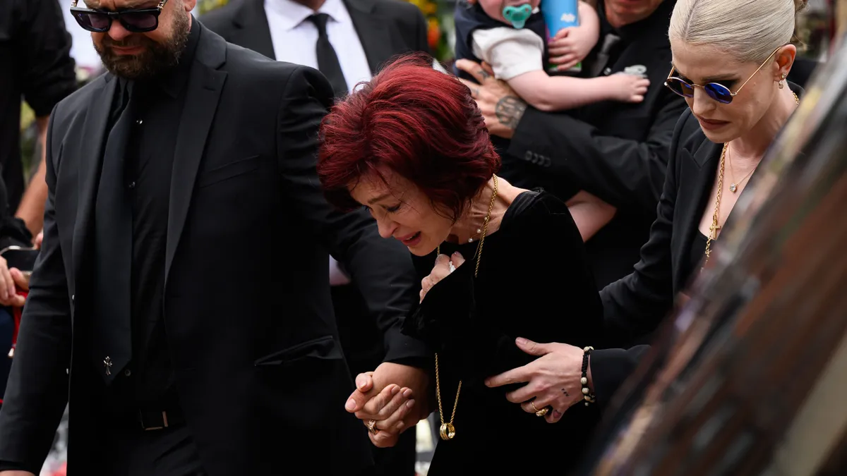 Már Ozzy Osbourne temetése közben is látható volt, hogy Sharon Osbourne nagyon nehezen viseli a férje elvesztését