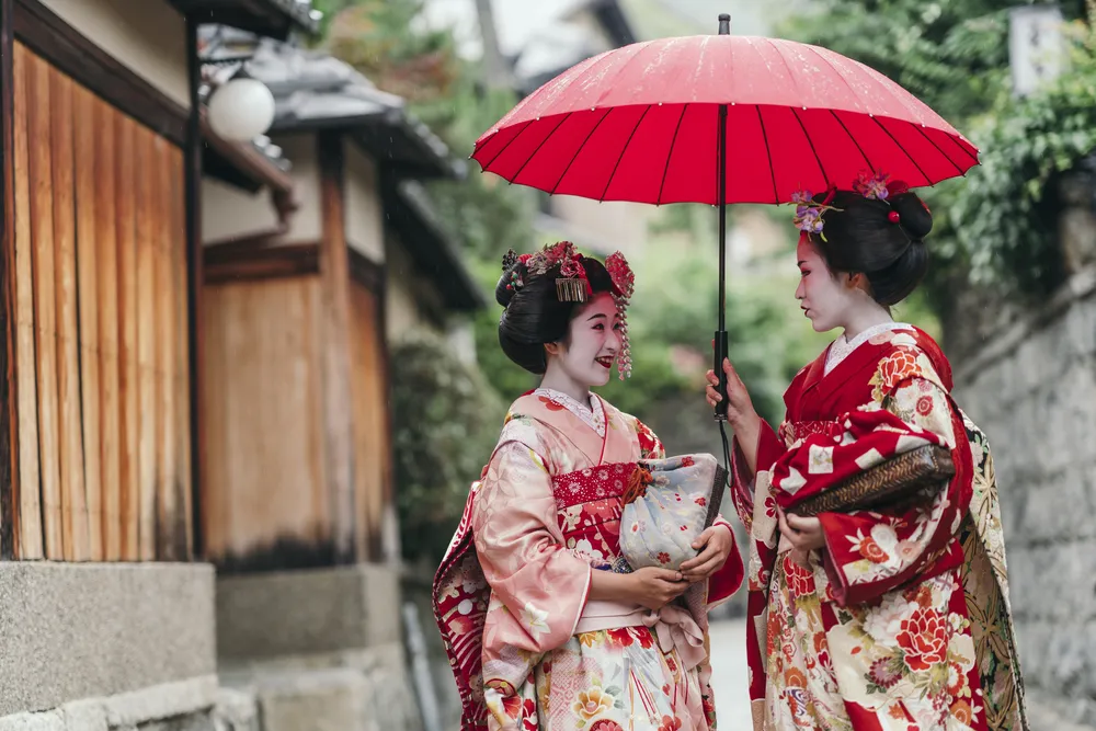 Japán gésák beszélgetnek.