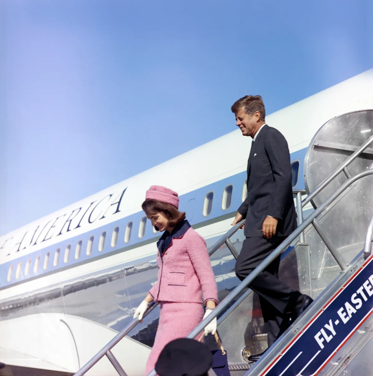 Jackie Kennedy rózsaszín kosztümje