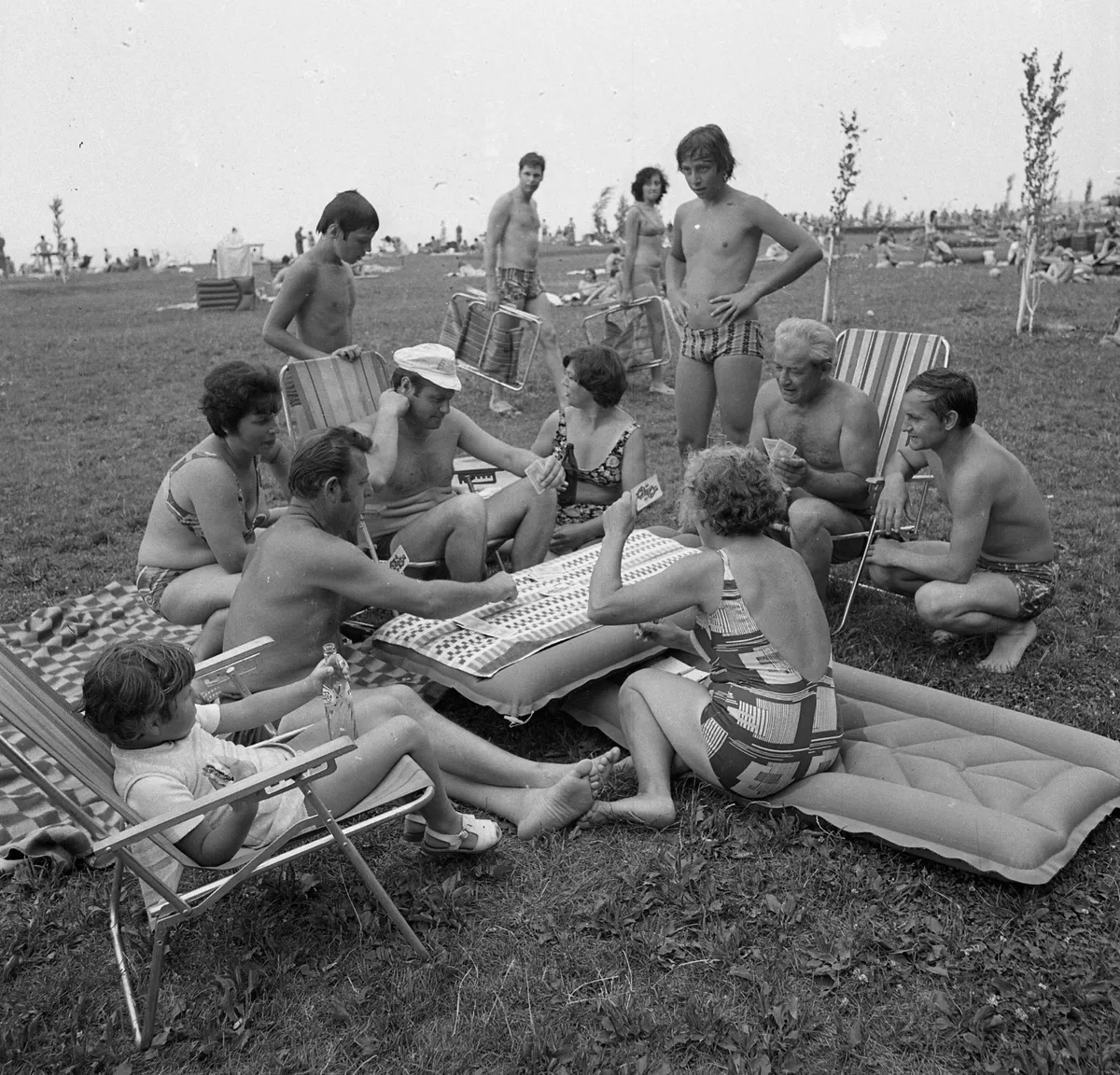 nyaralás régen, kártyaparti a strandon