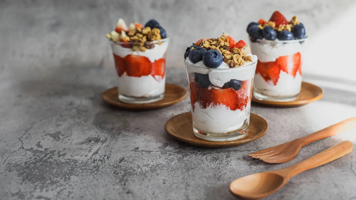 joghurt, gyümölcs, reggeli