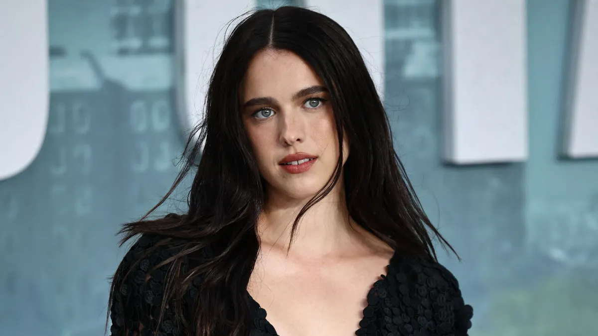 Margaret Qualley, Andy McDowell lánya szörnyű cipőt viselt filmjének bemutatóján