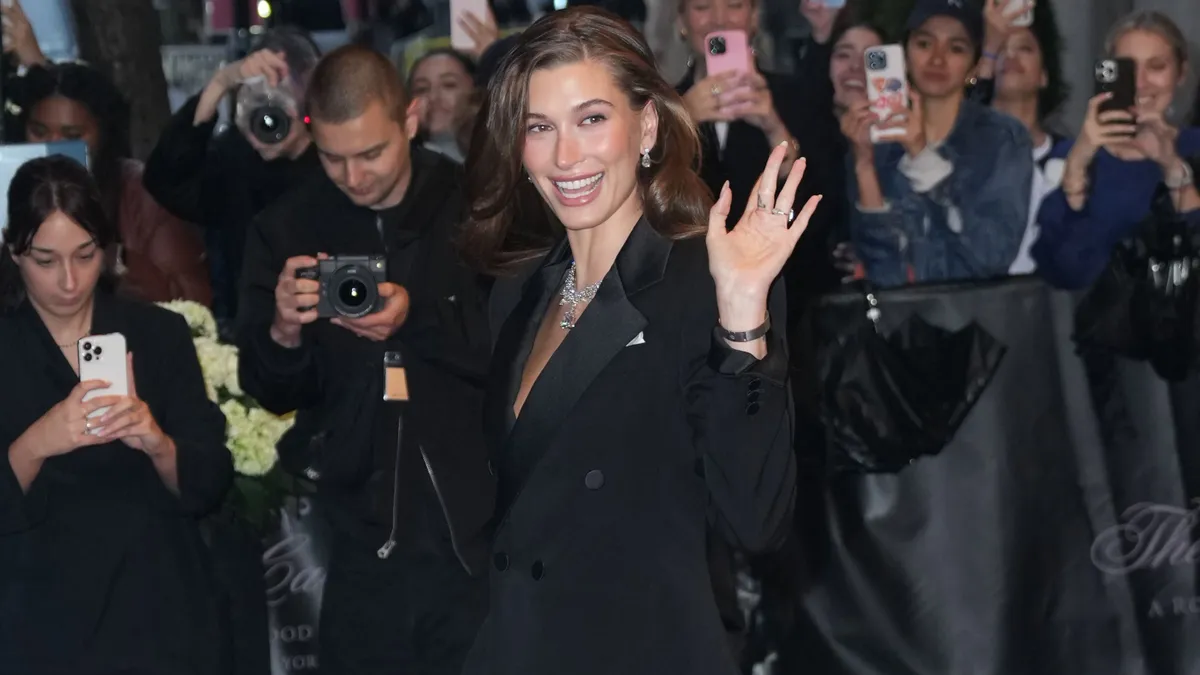 Hailey Bieber elhagyja a Carlyle Hotelt a 2025-ös Met-gála előtt: „Szuperfinom: Tailoring Black Style” a Metropolitan Művészeti Múzeumban 2025. május 05-én New Yorkban.