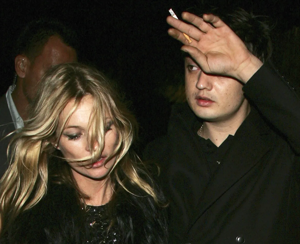 LONDON - NOVEMBER 08:  Kate Moss and Pete Doherty leave Vogue's 90th birthday party held at The Serpentine Gallery on November 8, 2006 in London, England.  (Photo by Gareth Cattermole/Getty Images)