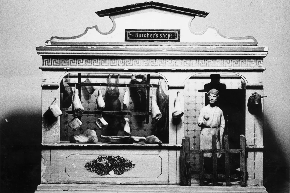A hátborzongató megjelenésű, babaház méretű hentesboltok divatosak voltak a viktoriánius korban: volt itt minden, vér is. December 1954:  A model of a butcher's shop complete with carcasses. A toy from the Toy Museum at Leighton House Art Gallery, Kensington, London which houses over 3,000 toys mostly from the 19th century. Original Publication: Picture Post - 7425 - Toys Have Their Own Museum - pub. 1954  (Photo by Raymond Kleboe/Picture Post/Hulton Archive/Getty Images)